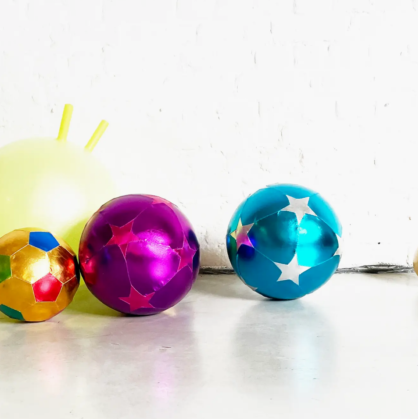 RATATAM - Purple Balloon with Pink Stars in Inflatable Fabric Diam 30 cm